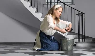 Assepoes is aan het schoonmaken